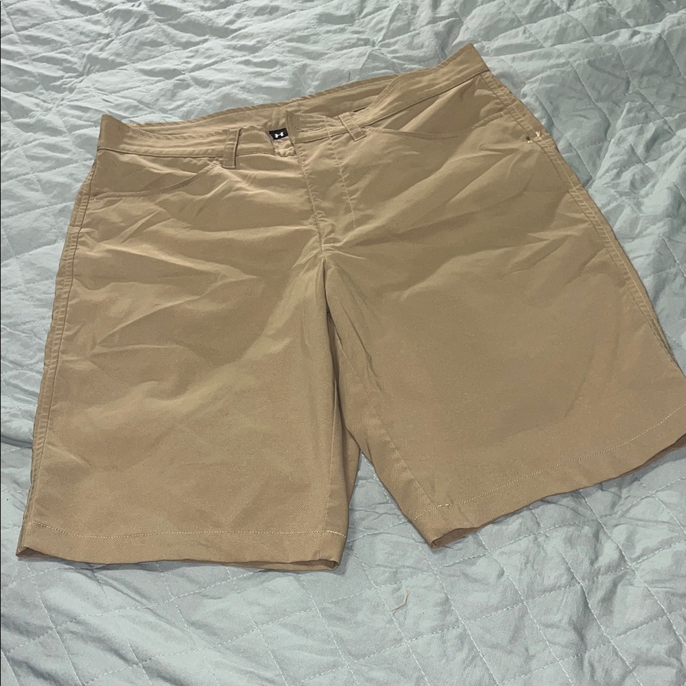 Under Armour Men's Khaki Flat Front Shorts size 32
